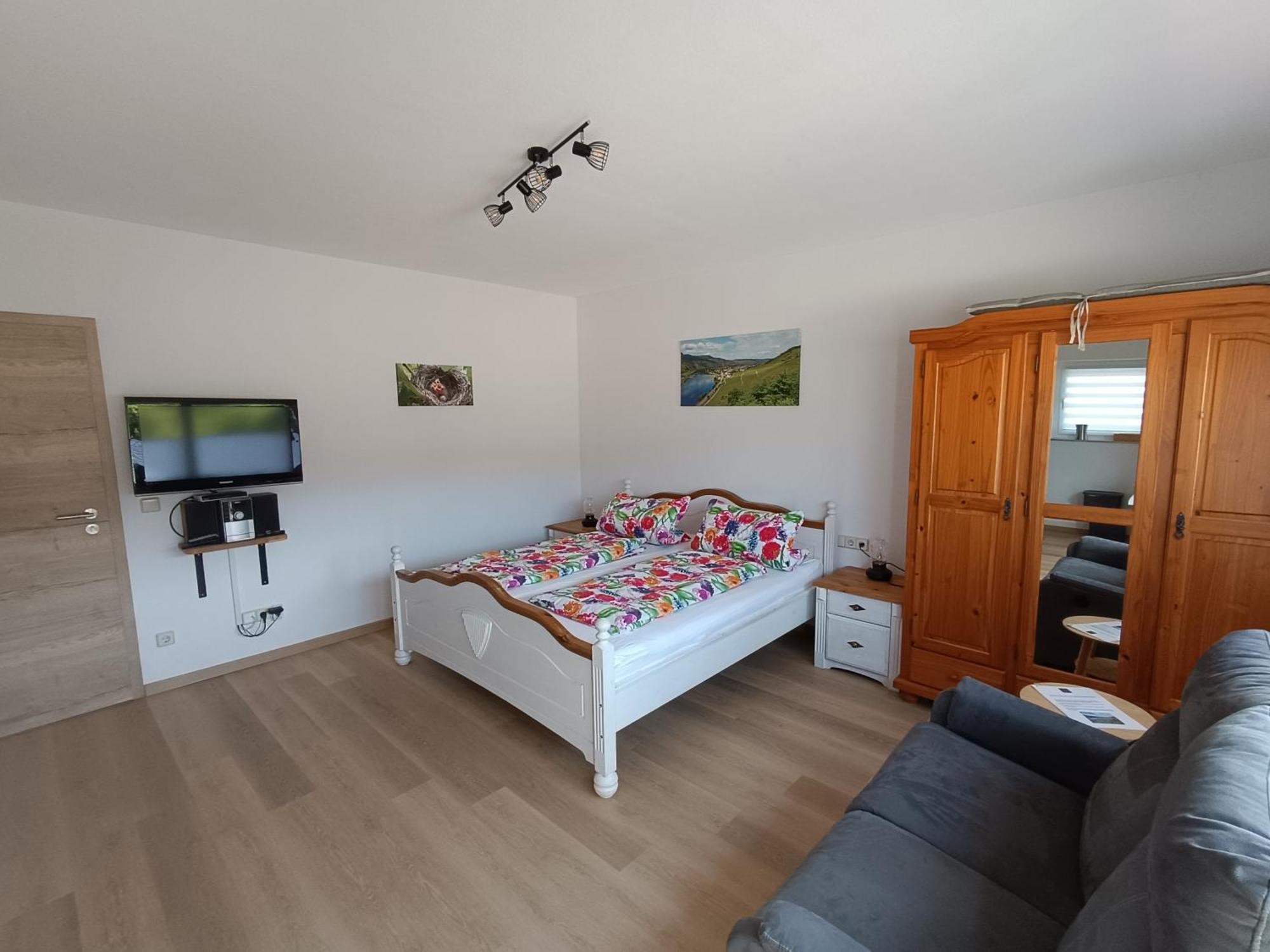 Moselferienweingut Schaefer Apartment Wintrich Room photo